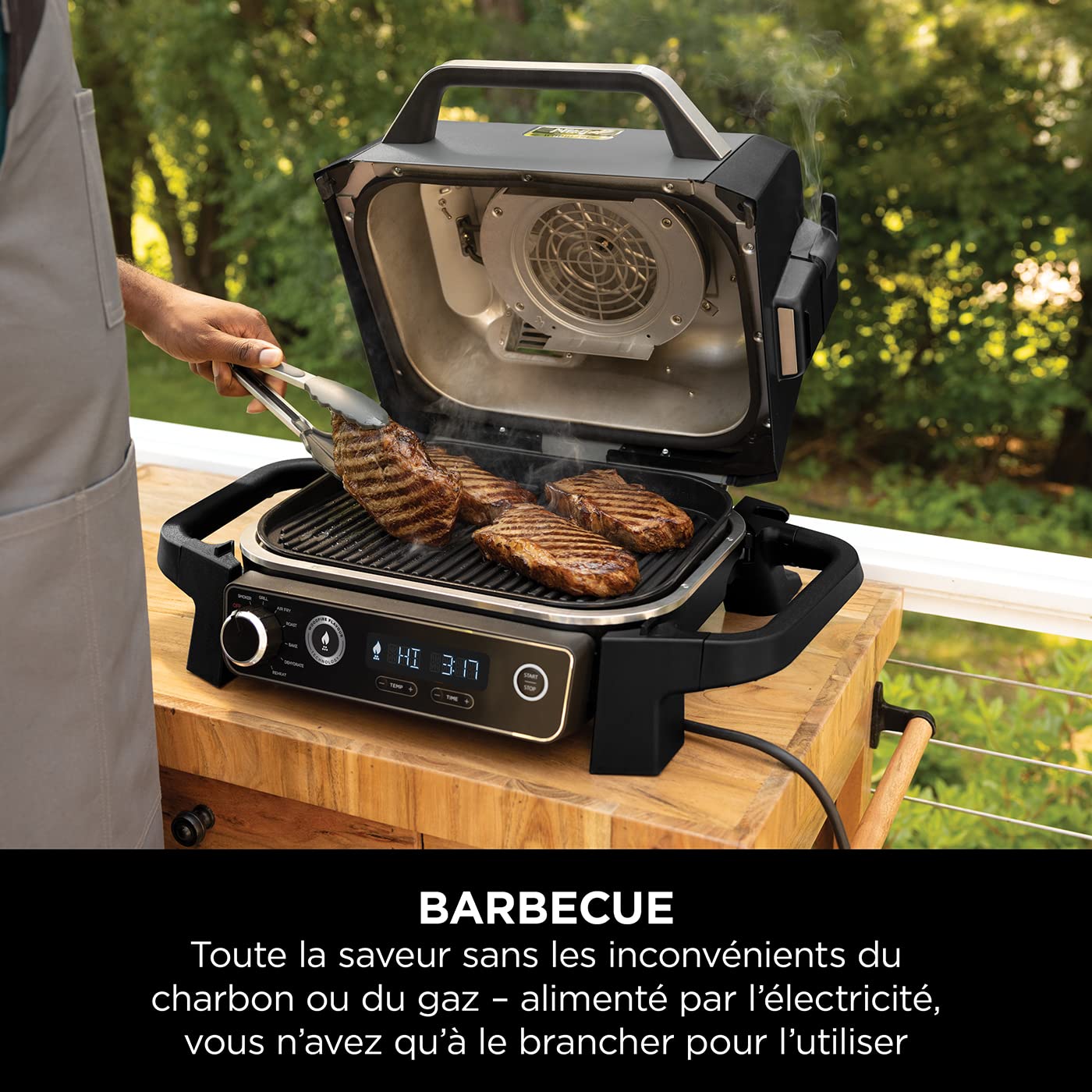 Ninja Woodfire barbecue électrique, grill, fumoir & air fryer, barbecue extérieur 7 en 1, grill, air fryer, fumer, rôtir, four, résistant aux intempéries, antiadhésif, portatif, gris/noir OG701EU