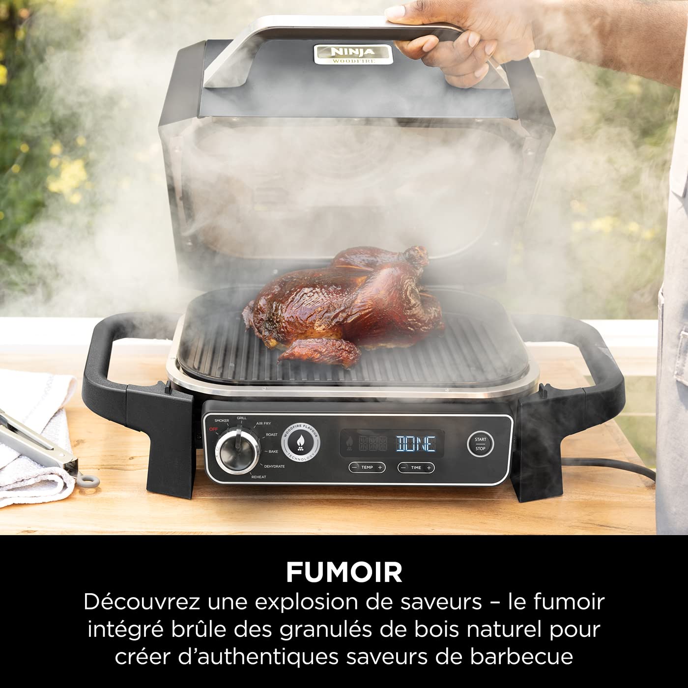 Ninja Woodfire barbecue électrique, grill, fumoir & air fryer, barbecue extérieur 7 en 1, grill, air fryer, fumer, rôtir, four, résistant aux intempéries, antiadhésif, portatif, gris/noir OG701EU