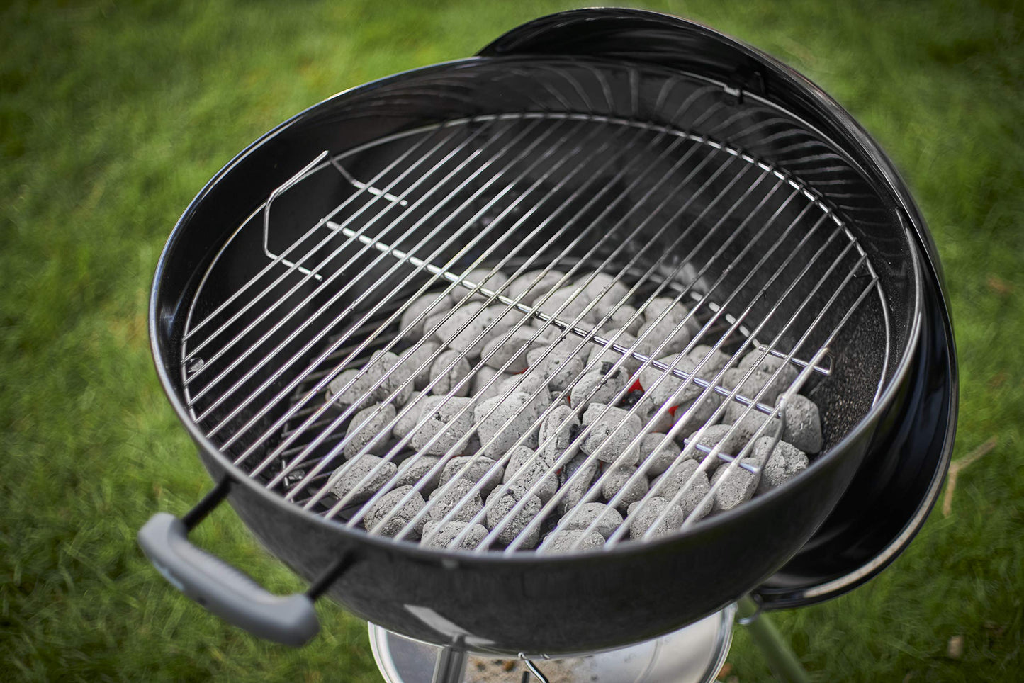 Weber Barbecue à Charbon Classic Kettle 47 cm - Barbecue à Couvercle, Thermomètre Intégré, Pieds et Roues - Barbecue d'Extérieur Autoportant avec Vasque en Porcelaine Émaillée - Noir (1231004)