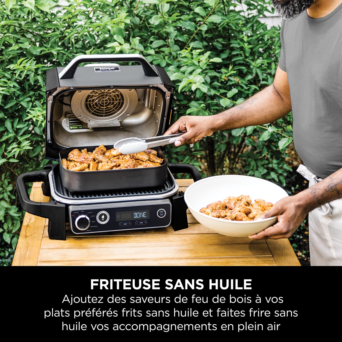 Ninja Woodfire barbecue électrique, grill, fumoir & air fryer, barbecue extérieur 7 en 1, grill, air fryer, fumer, rôtir, four, résistant aux intempéries, antiadhésif, portatif, gris/noir OG701EU