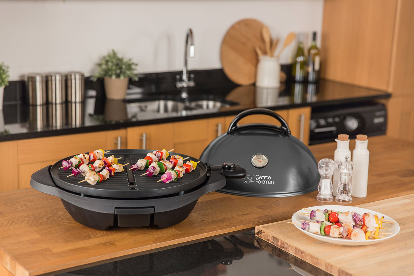 George Foreman Barbecue 2 en 1 électrique: Grill sur pied & de table (utilisation intérieure & extérieure, balcon & cuisine, Ø44,5cm, indicateur de température, bac à graisse, 2400W) 22460-56