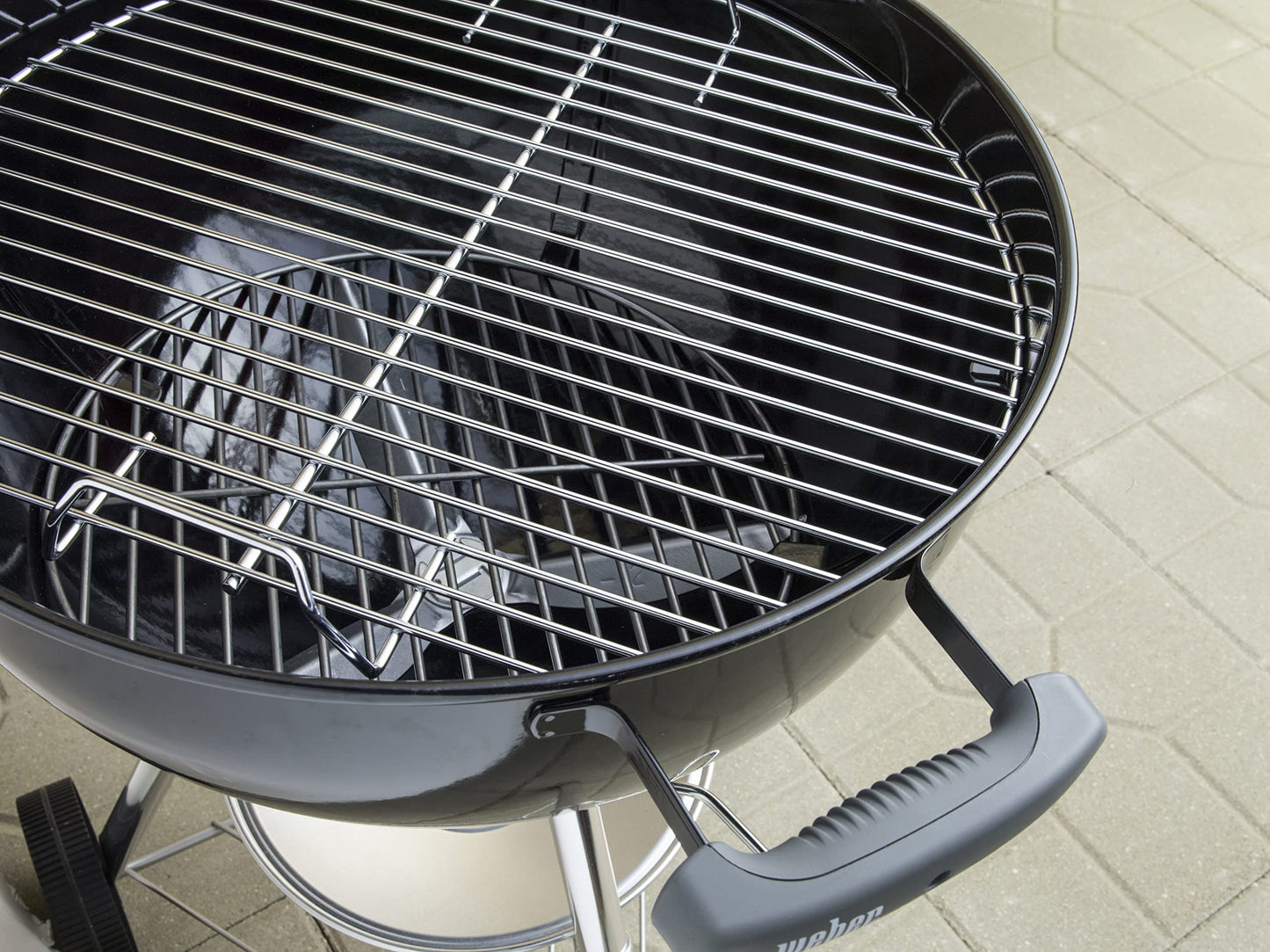 Weber Barbecue à Charbon Classic Kettle 47 cm - Barbecue à Couvercle, Thermomètre Intégré, Pieds et Roues - Barbecue d'Extérieur Autoportant avec Vasque en Porcelaine Émaillée - Noir (1231004)